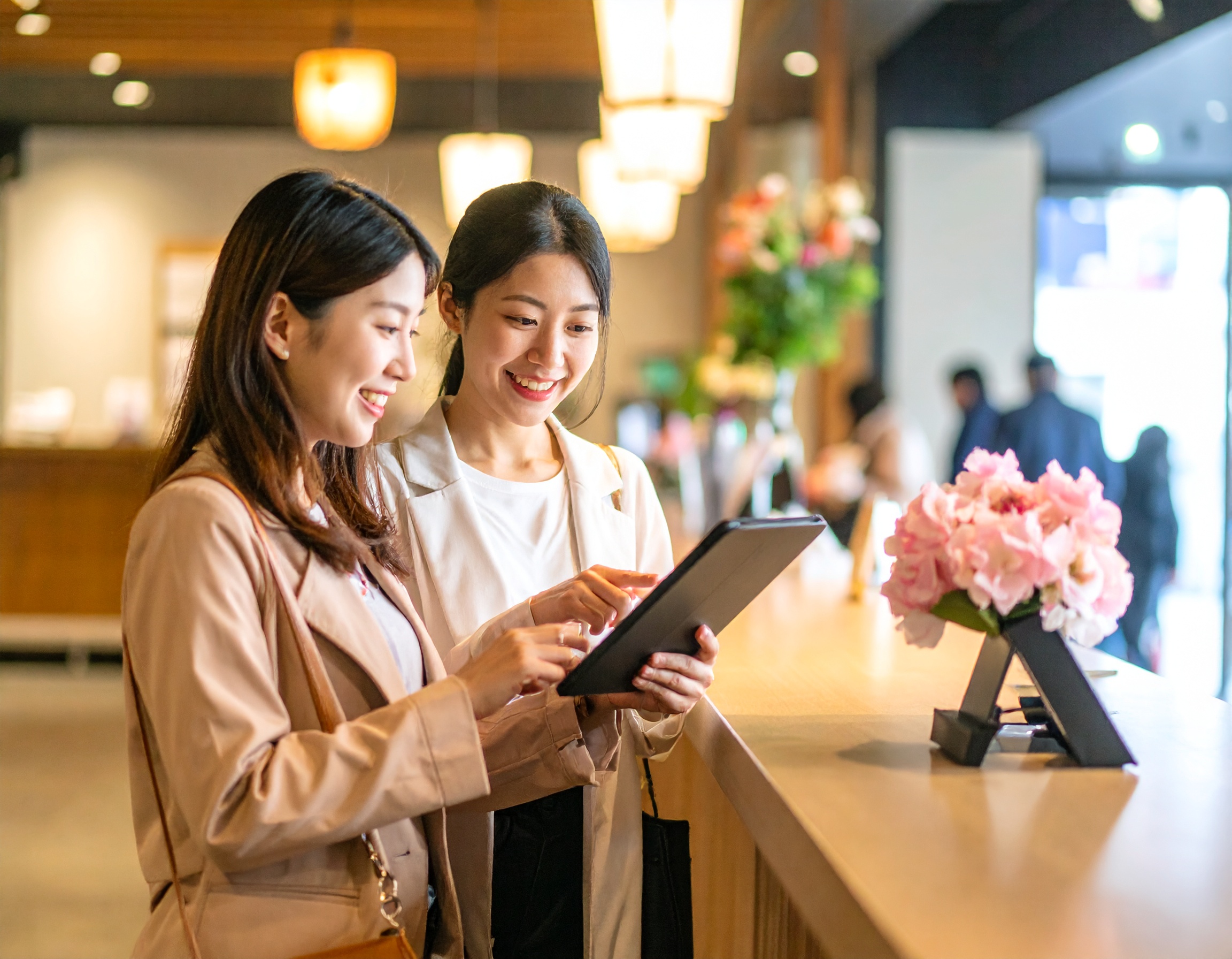 タブレットを操作する訪日外国人